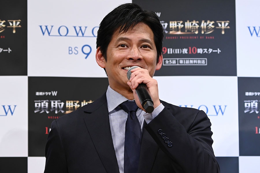 WOWOWの「連続ドラマW　頭取　野崎修平」の完成披露試写会で挨拶する織田裕二さん。スーツが似合いすぎる（撮影　時事通信）。