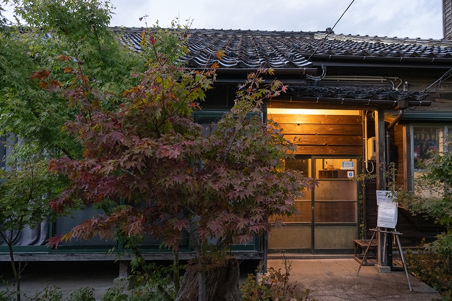 昭和10年代に建てられた木造の平屋、佐渡金山の元･鉱山長住宅をリノベーションした映画館。