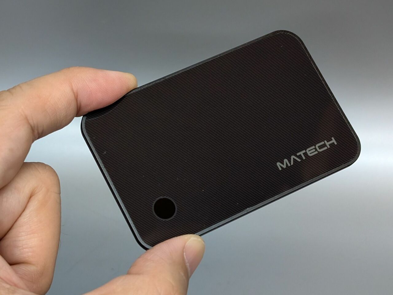 MATECH「Smart Card Solar」。実売価格は3,990円。防水機能は非搭載です