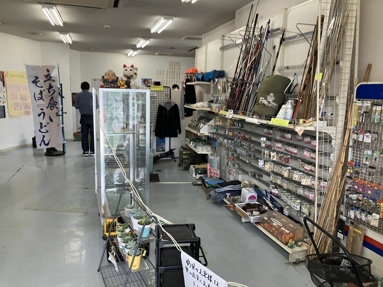 つり具売り場の奥にそばのノボリが