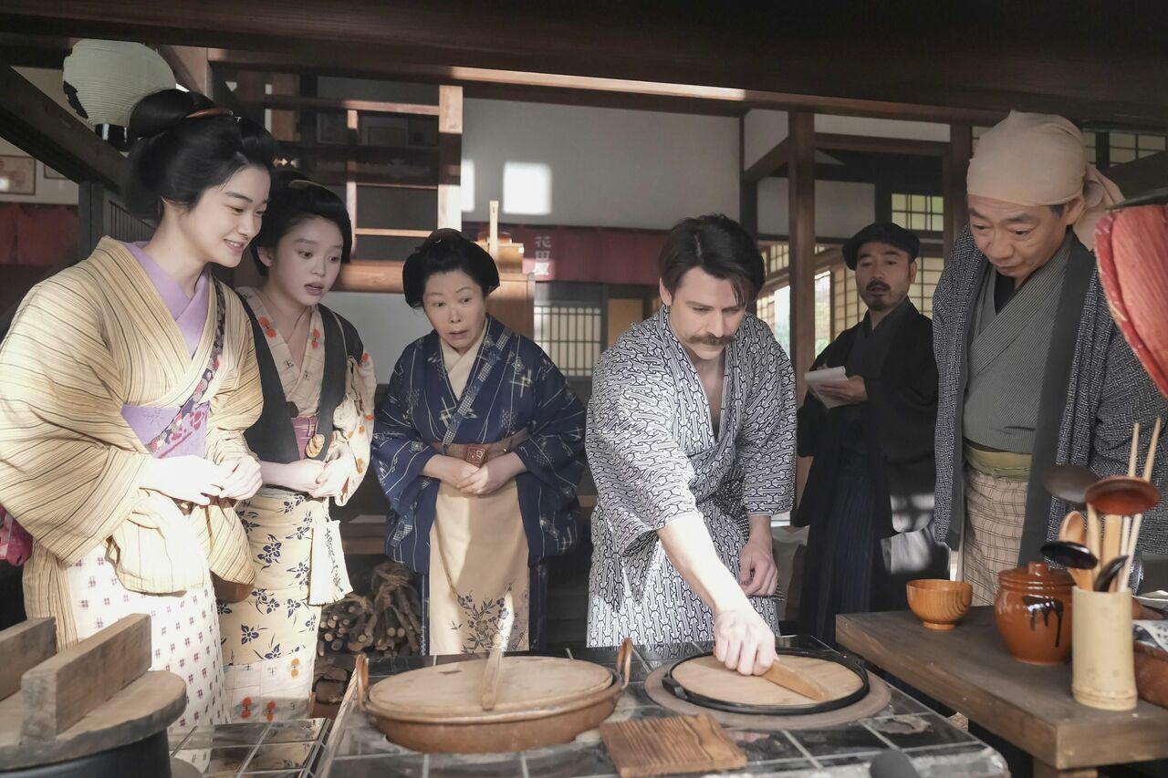 花田旅館の台所で、エッグスフーフー（目玉焼き）の作り方を教える無類の卵好き、ヘブン（トミー・バストウ）　（C）NHK