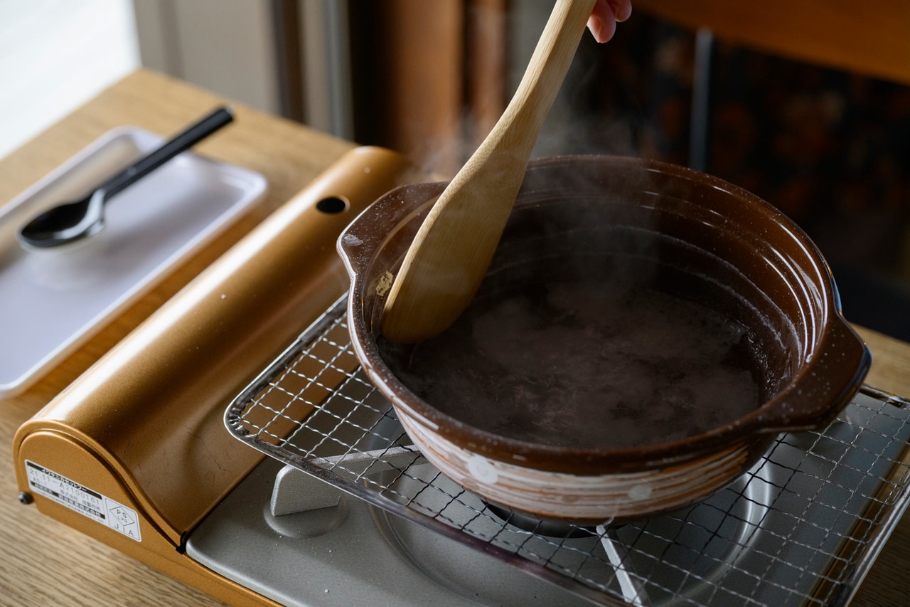 赤穂の海水を土鍋で煮詰める様子。