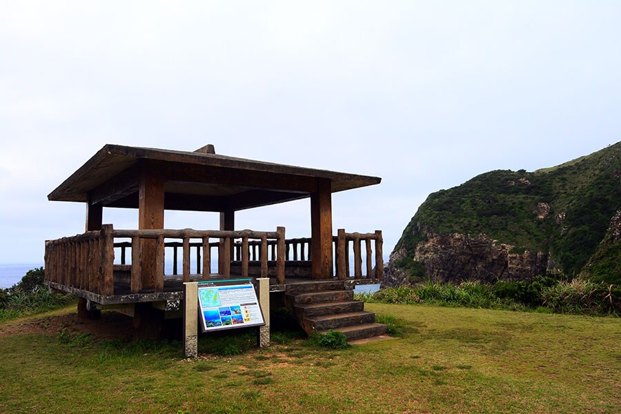 絶景を見ながら一息つける展望台。島の大きさはレンタル自転車やバイクで回るのにちょうどいい感じ。