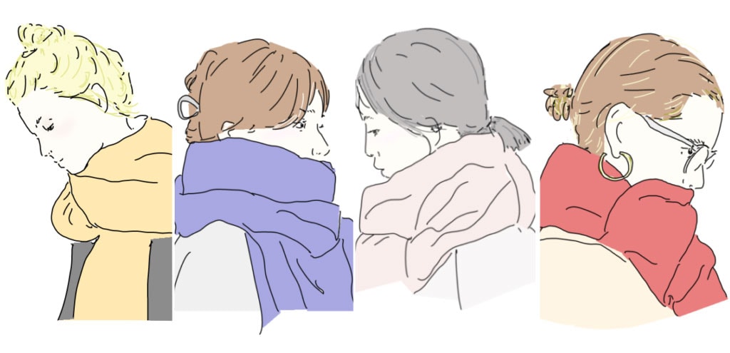 たっぷりと巻いた首元に対して、髪をタイトにまとめることでメリハリが利き、小顔効果を得やすくなる