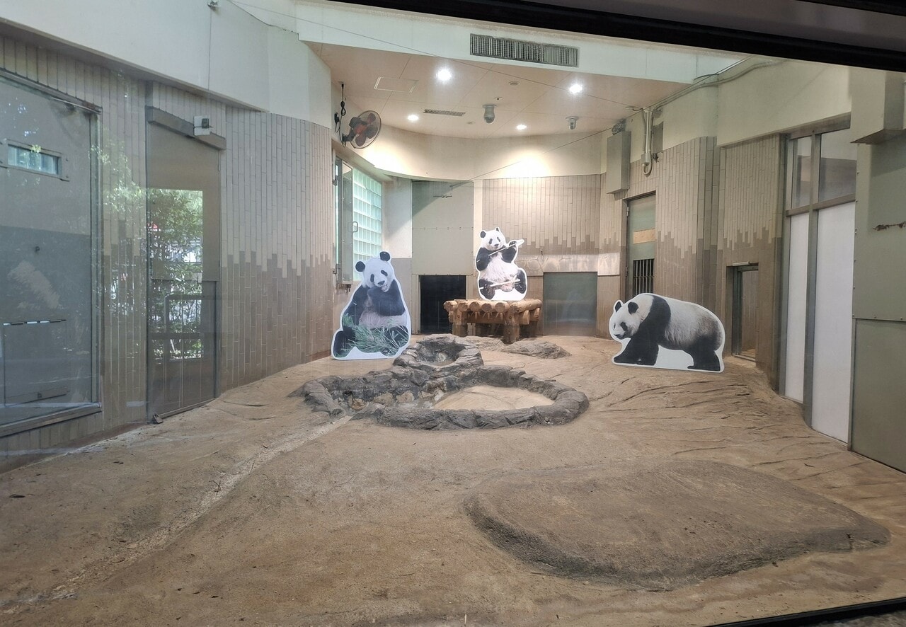 「屋内放飼場2」のパネル。左からリーリー、シャンシャン、シンシン。（2026年7月25日、筆者撮影）