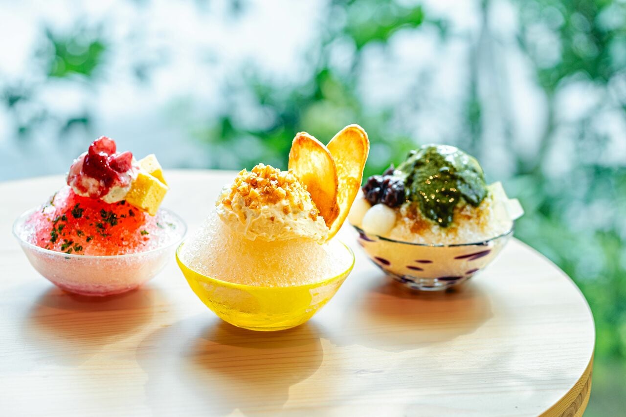 （左）いちごショートかき氷　～大葉の香り～ （中）冷やしあめかき氷　～生姜と芋けんぴ～　（右）土佐茶かき氷　～山椒寒天を添えたあんみつ風～