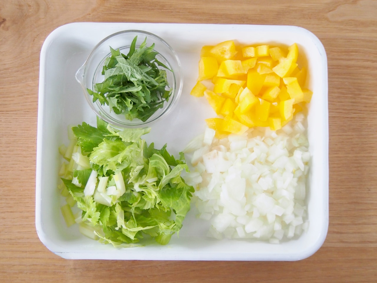 玉ねぎ、黄パプリカは角切りに。セロリはサイズを揃えてカットし、大葉は太めの千切りにする。