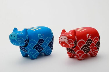 福島県の伝統工芸品】 ニューエイジの赤べこたちも？ 幸運を運ぶ牛「赤