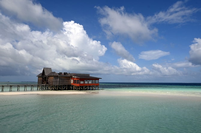 カレー系の「トラディション・インドセイロン」、中華料理の「トラディション・ペキン」の2つのレストランが同居する、水上レストランの「ザ・トラディションズ」。