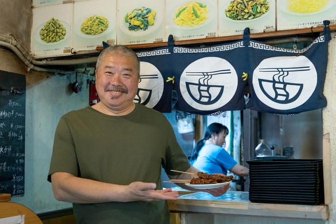 「おいしくない羊肉はない」と語るオーナーの梁宝璋(リョウ ホウショウ)さん。