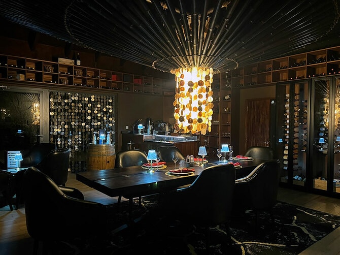 新たに加わったワインセラーの「オーク・ラウンジ」。14カ国、270ラベルをキープしています。