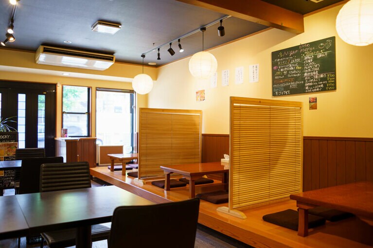 ある面で挑発的なほどさりげない下町風の店構えも味。