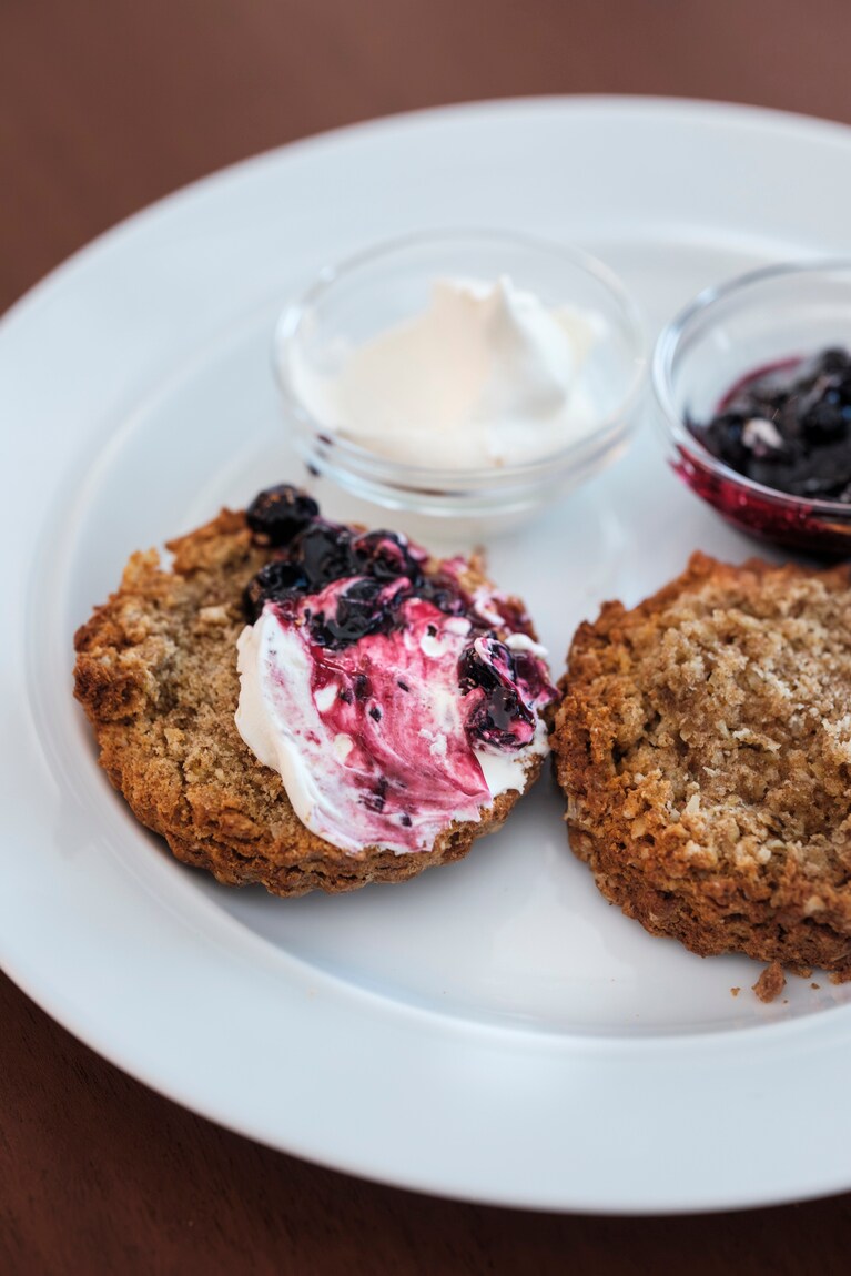 カフェスペースでは、限定メニューも展開。オートミールスコーンは、クリームとジャムを添えたブリティッシュスタイル。