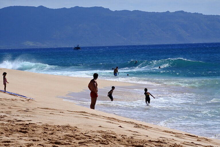 水深が浅く、リーフが発達したエフカイビーチパーク。
