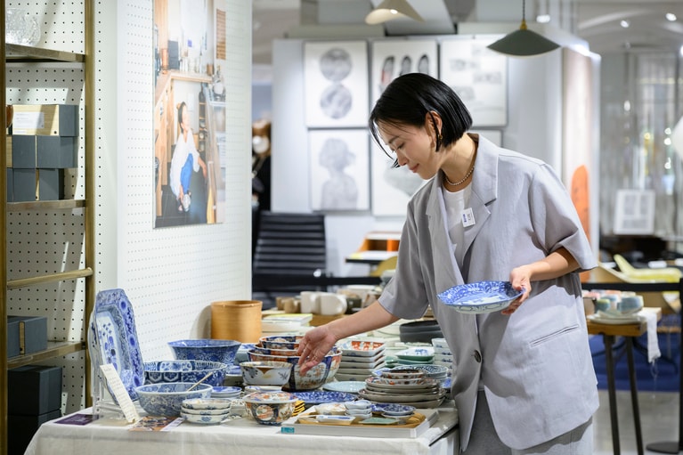 「器の特徴や作家さんの魅力を知り、一点物の良さに引き込まれていった」と語る石岡さん。撮影：釜谷洋史　