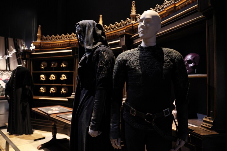 後半になるにつれ、堂々と顔を出すようになる、死喰い人の装いの変化が見て取れる。