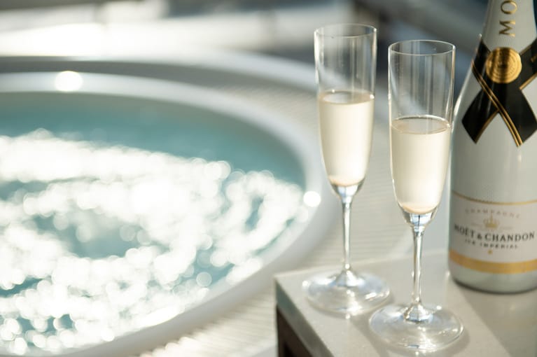 用意されたシャンパンを飲みながら、ジャクジーでゆったり。