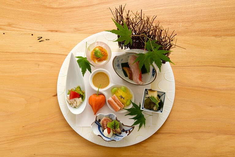 全国から取り寄せた、旬の食材を盛り合わせたお造り。