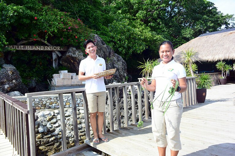 到着すると、おしぼりとパンダナスの葉で編んだネックレスのプレゼントが。