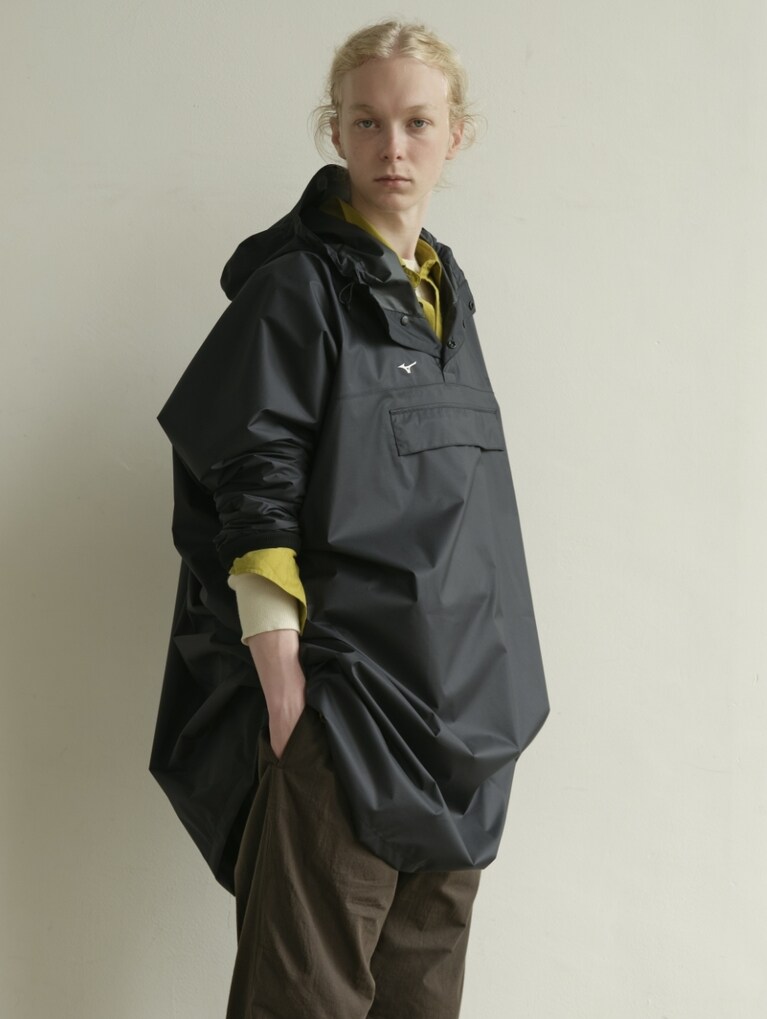 POLYESTER POPLIN PONCHO ユニセックス Coulor:black 46,200円(税込み)。