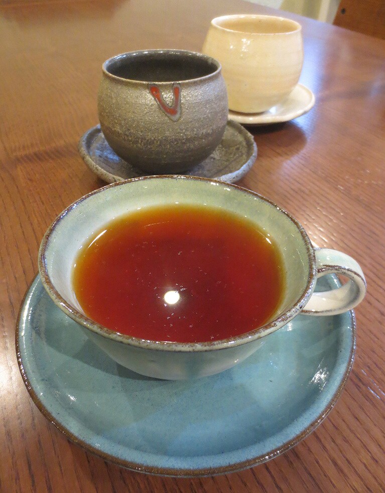 飲み物は立杭焼の作家物の器で出されます。おぜんざいの器も立杭焼。