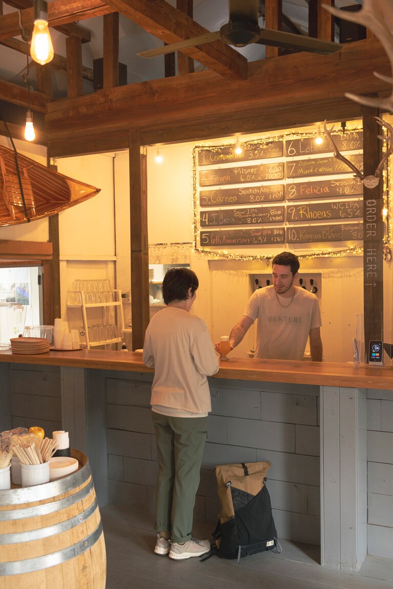 撮影協力：VERTERE(バテレ)　　奥多摩駅から徒歩30秒の場所にあるクラフトビール醸造所兼カフェ。築70年の古民家をリノベーションした、クラシカルな佇まいの店内。川沿いの広いテラスでは、自然豊かな奥多摩のロケーションを満喫しながら、最高に美味しいクラフトビールを味わえる。近くにはオリジナルの缶ビールやグッズを販売するショップもあり、お土産選びも楽しめる。