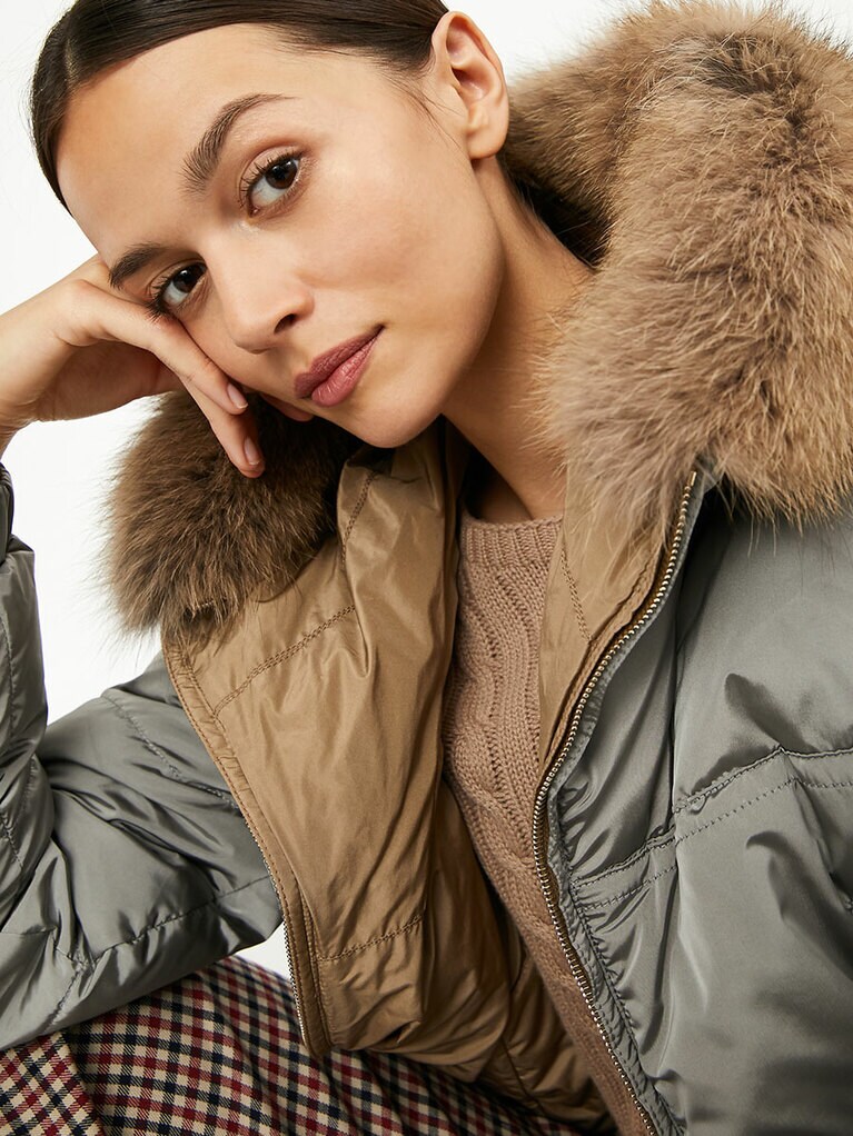 別売りのフォックスファーを付けたイメージ。顔回りが華やかに。