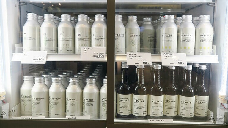 ノンカフェインの麦茶やマスカット＆ルイボス、とうもろこし茶などの飲料も販売。ぺットボトルから、よりリサイクル率の高いアルミ缶に切り替えたそう。