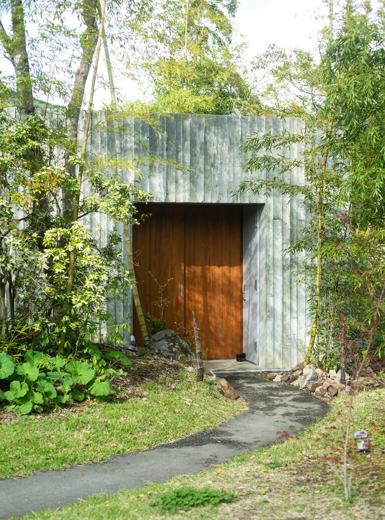 山荘わらび野［大分／由布院温泉］自然に溶け込むモダンな建物。