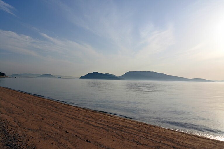 島の南西部でたまたま下りたビーチ。沖には折り重なった瀬戸内海の島々が空気遠近法のように浮かんでいました。