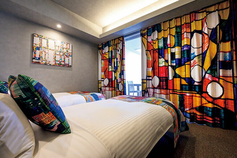 アートルームのテラスツイン。岩手出身の作家･八重樫季良（きよし）のアートが非日常の空間を演出。