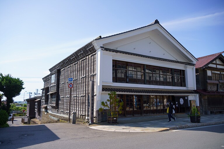 海に向かい母屋や蔵が連なる独特な建築に、ニシン漁で栄えた面影が残る江差の町並。