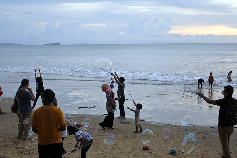シャボン玉に夢中なのは、子供に限りません。
