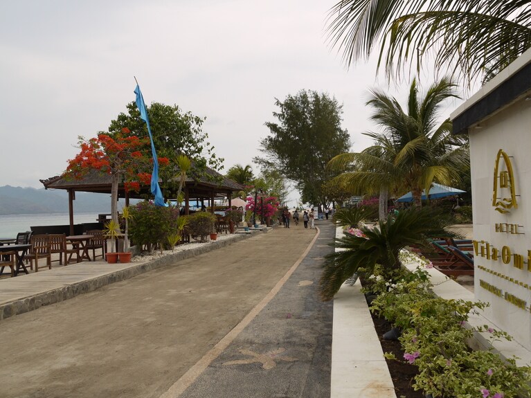 10年くらい前のホテル・ヴィラ・オンバック。道路も未舗装でした。