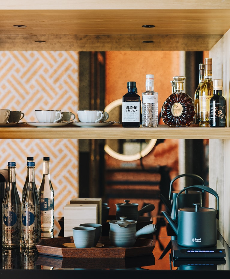 全室のミニバーには、佐賀県産のオーガニック緑茶など、厳選されたアイテムが。