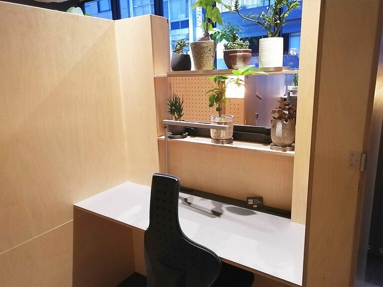 電源やデスクライトはもちろん完備。観葉植物が心を癒してくれます。