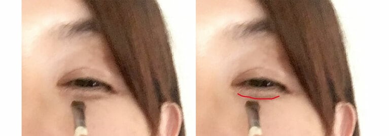 あごを上げて、眩しいものを見るように目を細めると、涙袋が出てきます。