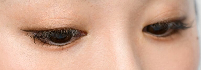 藤田さんの普段の目もと。オレンジのアイシャドウはやや色味が薄く、アイラインは目尻側だけに描いているように見える。せっかくのアイシャドウとアイラインが活かせていない！