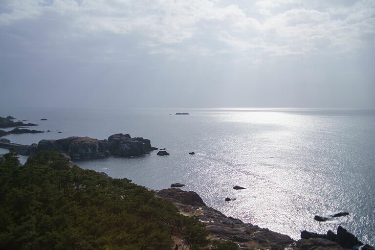 灯台からは島根半島の全景だけでなく、晴れた日には南方に中国山地、はるか北方には隠岐諸島ものぞめる。