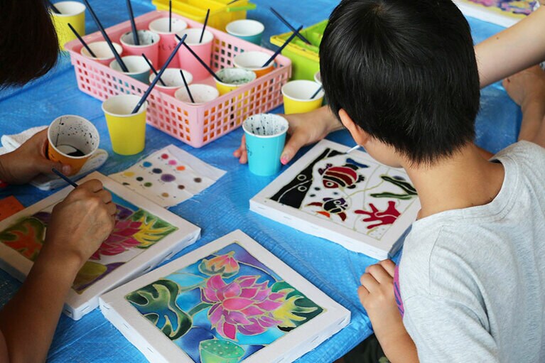 ろうで描いた下絵に、好きな色を塗っていくバティックのワークショップ。お子様も楽しめるコーナー(大サイズは要予約。詳細はマレーシアごはんウェブサイトのイベント情報をご覧ください)。