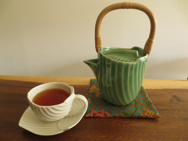 紅茶。店内では700円から。「ジャスミンティーソーダ」850円、「アイスロイヤルミルクティー」900円なども日替わりで提供。