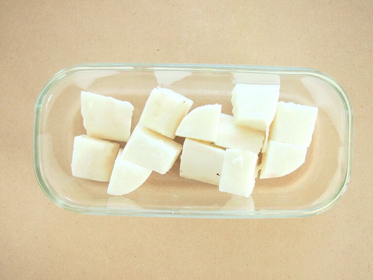 (2) 長芋は皮をむいて、一口大に切ります。600wのレンジで3分ほど加熱します。