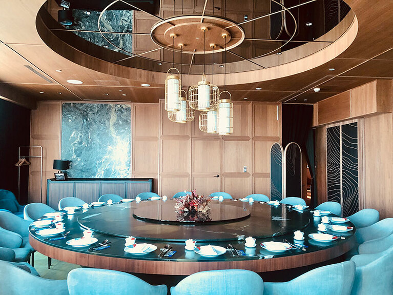 店内から眺める景色に負けない、捌伍添第 85TDの美しい内装の個室。これだけ大きな円卓で食べる機会はそうそうありません。