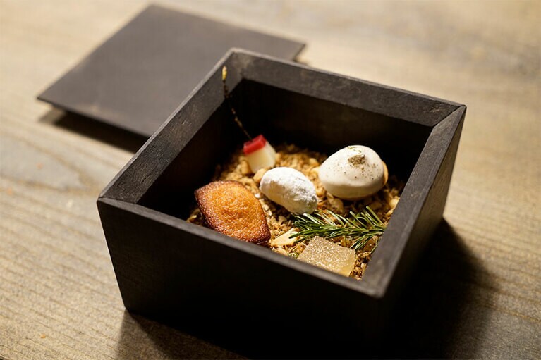 デザートの後のプチフールは5種類。フィナンシェ、洋梨とレモングラスのパート・ド・フリュイ、ブールドネージュ、富山棒茶を使ったタルトレット、生キャラメル。キャラメルに刺さっているのはクロモジの小枝だ。