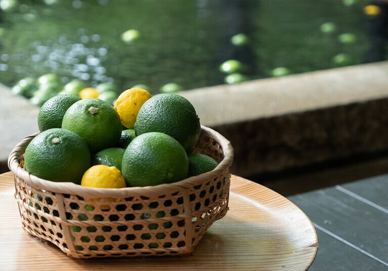 九州らしく、カボスやユズを入れた「柑橘の変わり湯」を用意。自然を眺め、香りとともに浸るのが、昼の温泉の醍醐味だ。