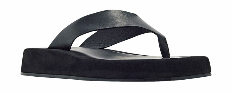 サンダル(GINZA SIX先行商品) 106,000円／ザ・ロウ(ザ・ロウ・ジャパン)