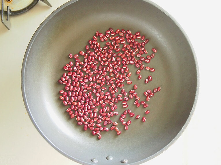 (2) 小豆の表面に黒っぽく艶が出てきたら火を消します。