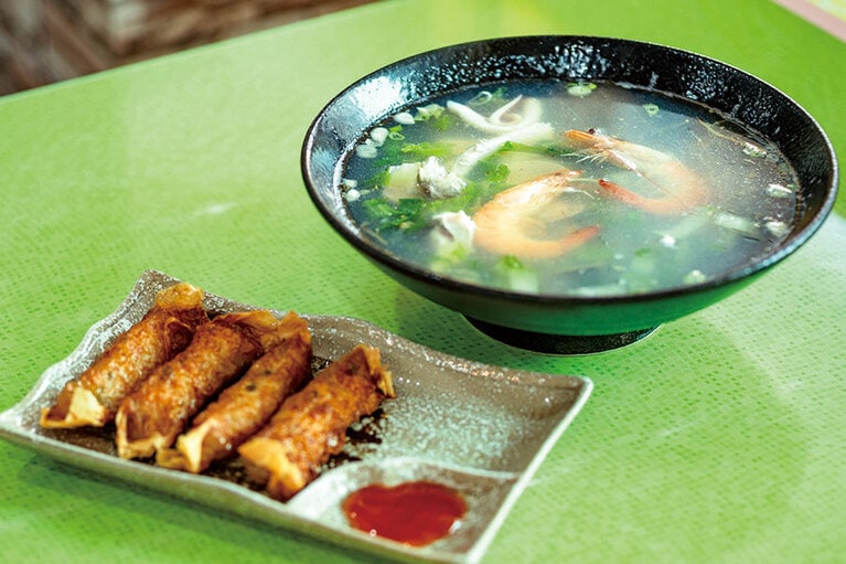 海鮮湯 130元、炸蝦捲 80元。