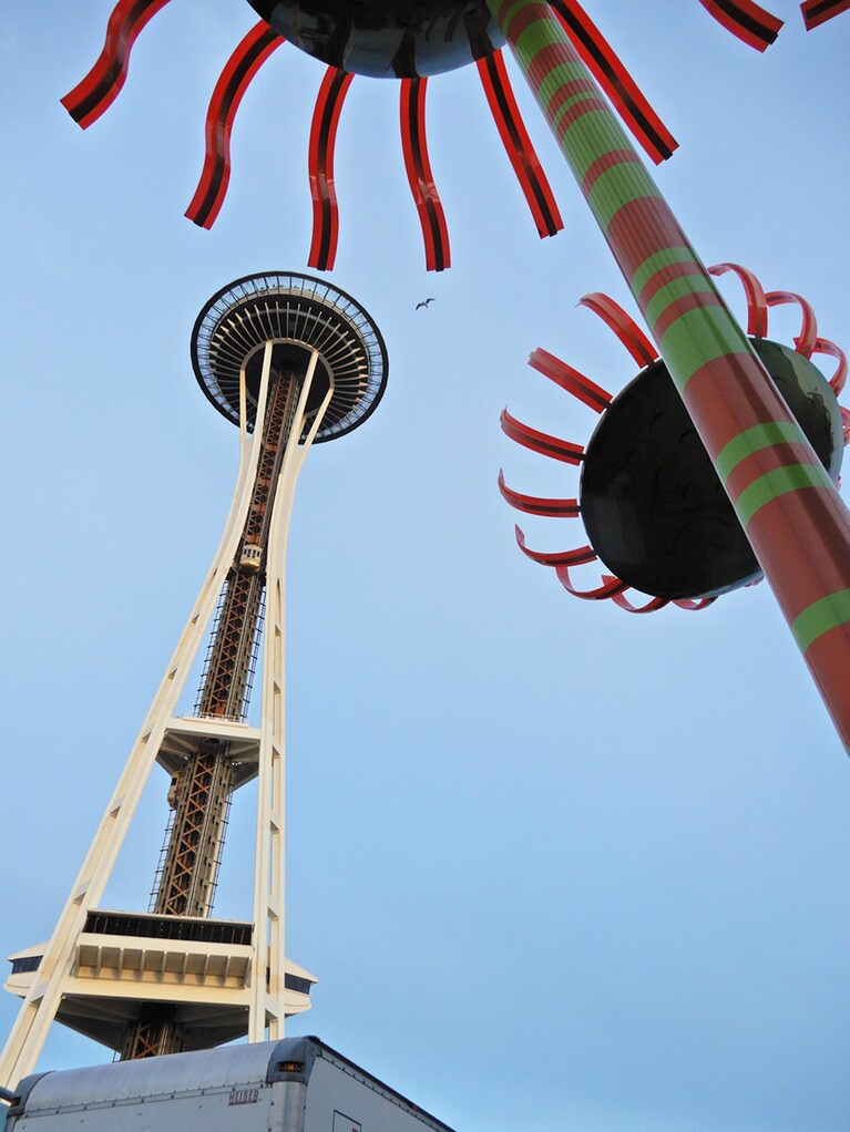 シアトルのランドマーク「スペース・ニードル」。一緒に写っているのは「ソニック・ブルーム」という音のするモニュメント。