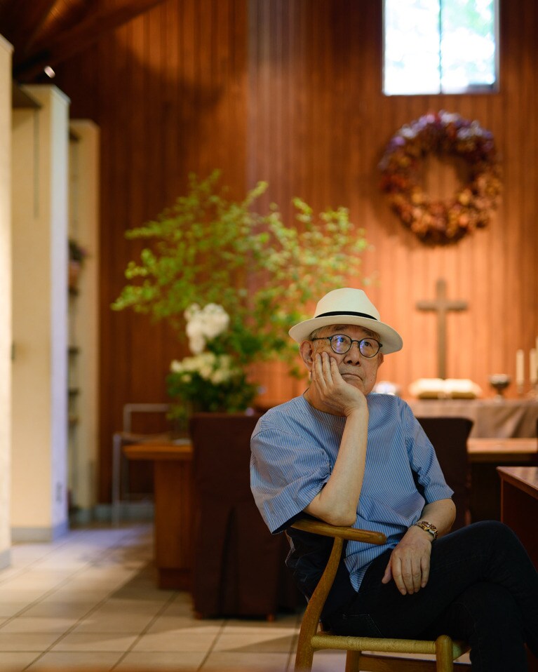 牧師館でしばし物思いにふける松本さん。